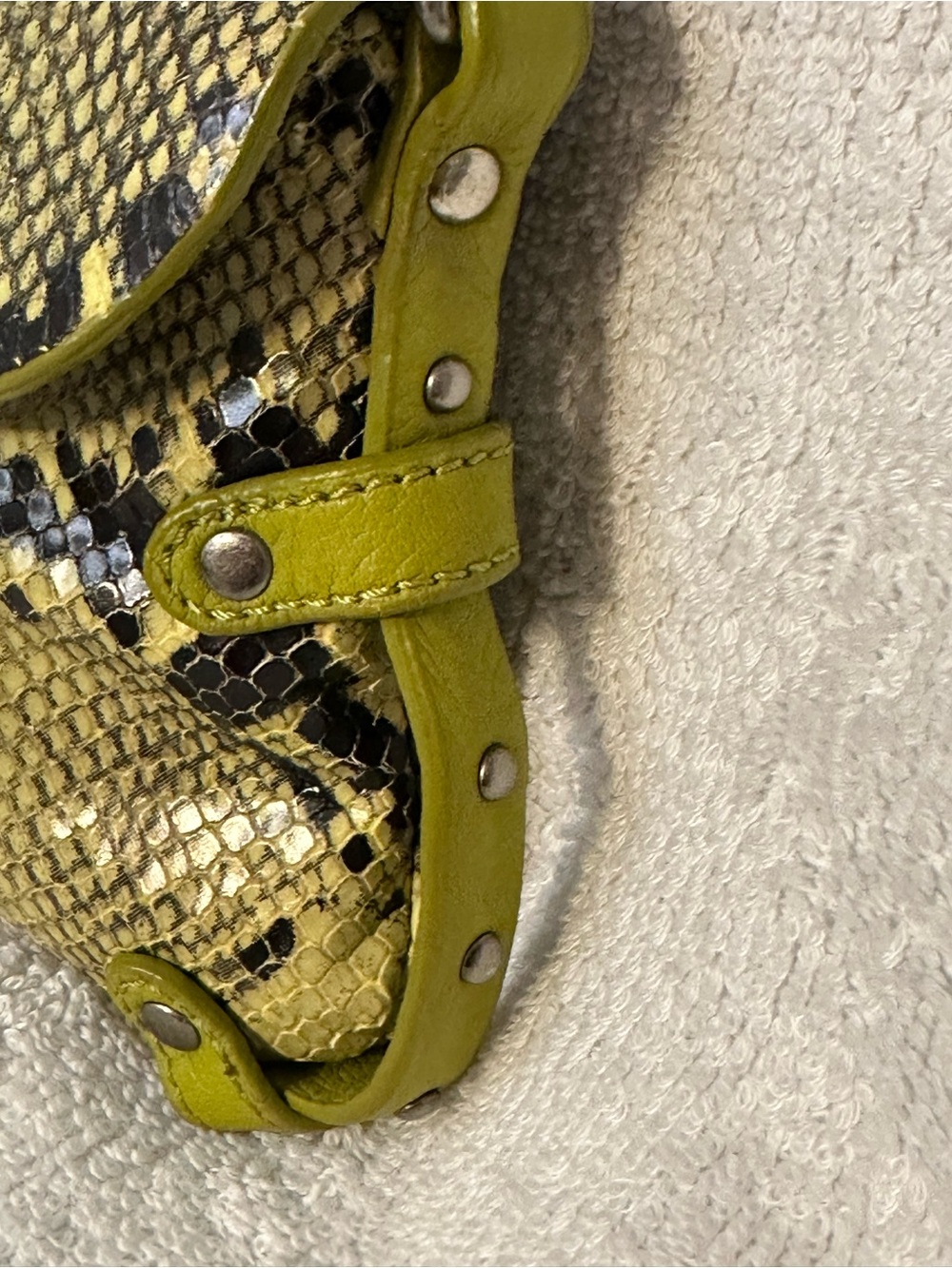Cynthia Rowley Snake-Print Shoulder Bag with lime green with Chain Detail - Picture 4 of 11